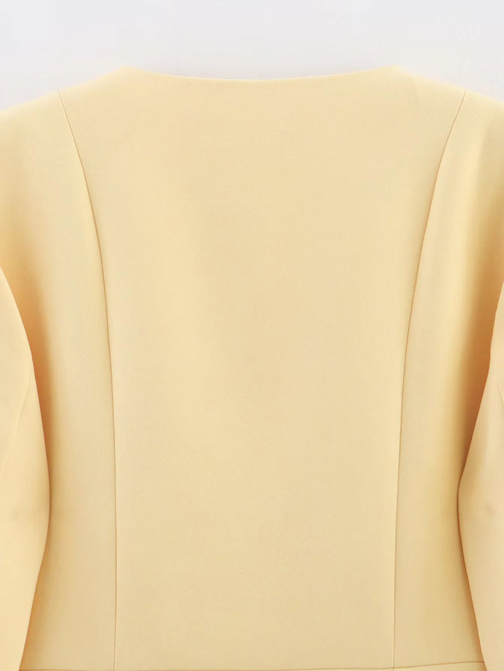 Veste élégante pour femmes avec une coupe à la mode et des détails de boutons décoratifs Lune London