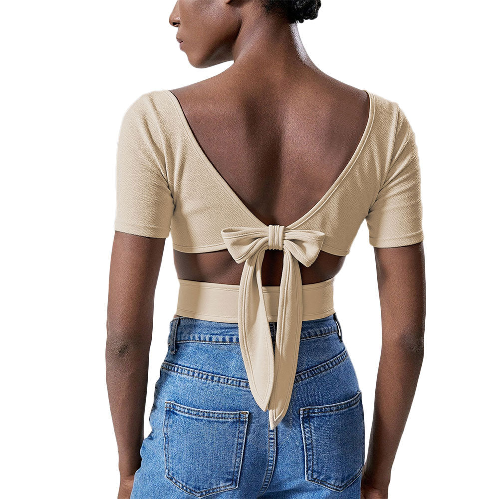 Short T-shirt for women with an elegant square neckline and short sleeves Chic & Stil