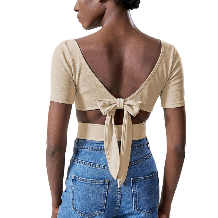 Short T-shirt for women with an elegant square neckline and short sleeves Chic & Stil