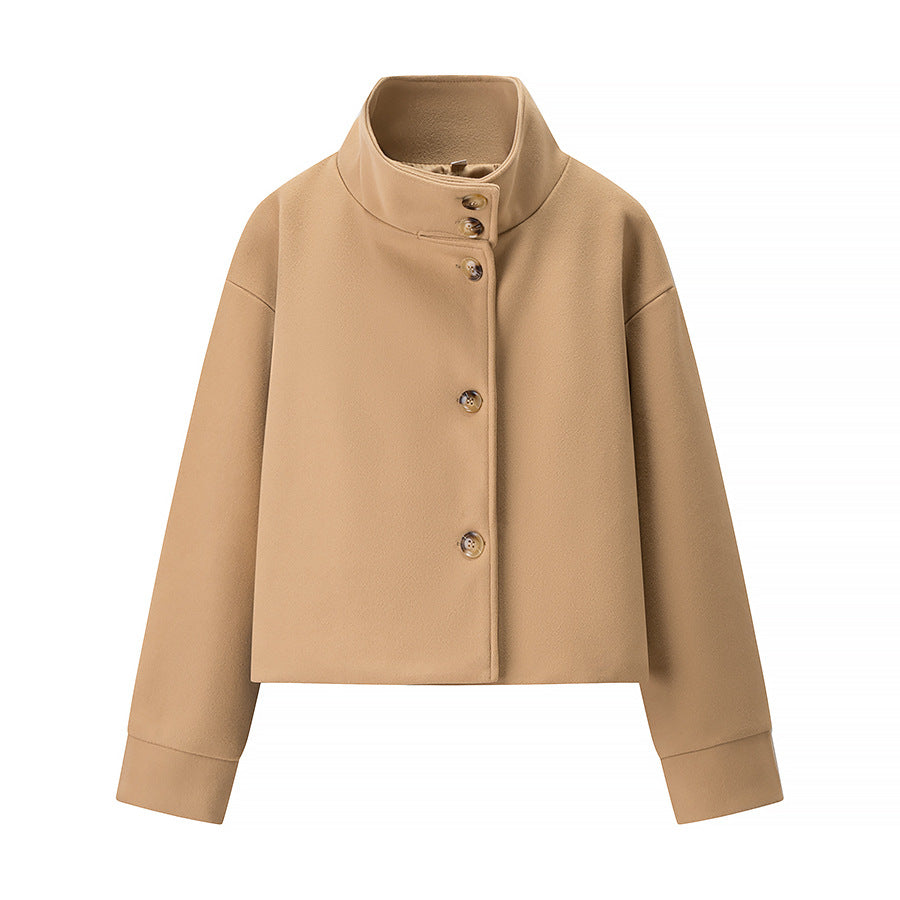 Veste courte de transition pour femme avec col haut et détails décoratifs en boutons Chic & Stil