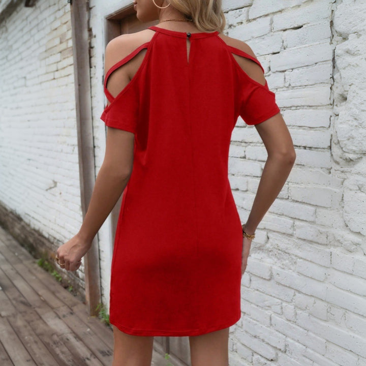 Robe mini décontractée pour femmes avec découpes élégantes et bretelles réglables Chic & Stil