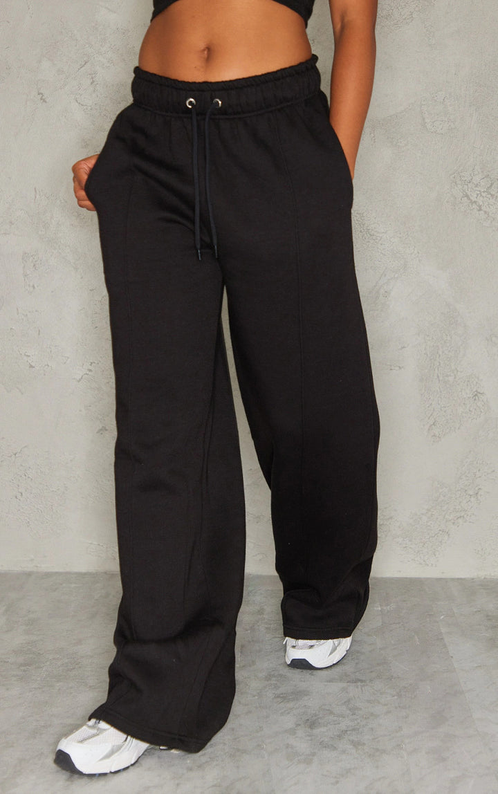 Sporty leisure pants for women with wide legs and comfortable elastic waistband Lune London