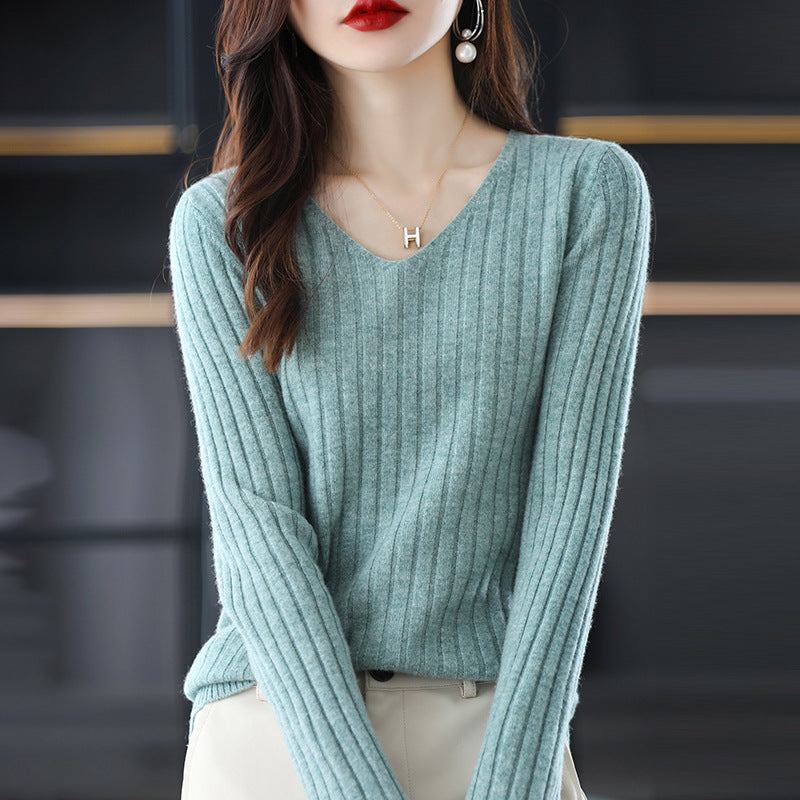 Pull femme en maille avec une structure à côtes fines et décolleté en V