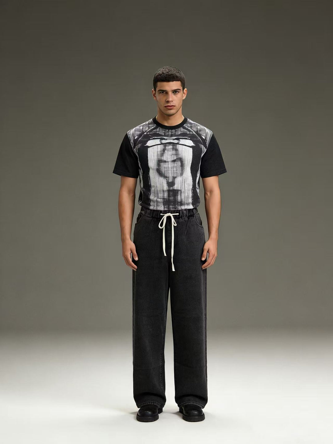 Men's Casual Sweatshirt with Graphic Print and Raglan Sleeves Lune London