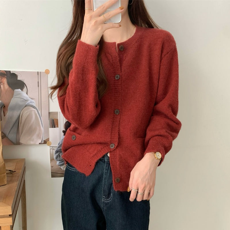 Cardigan en tricot pour femmes avec grandes poches et détails de boutons Chic & Stil