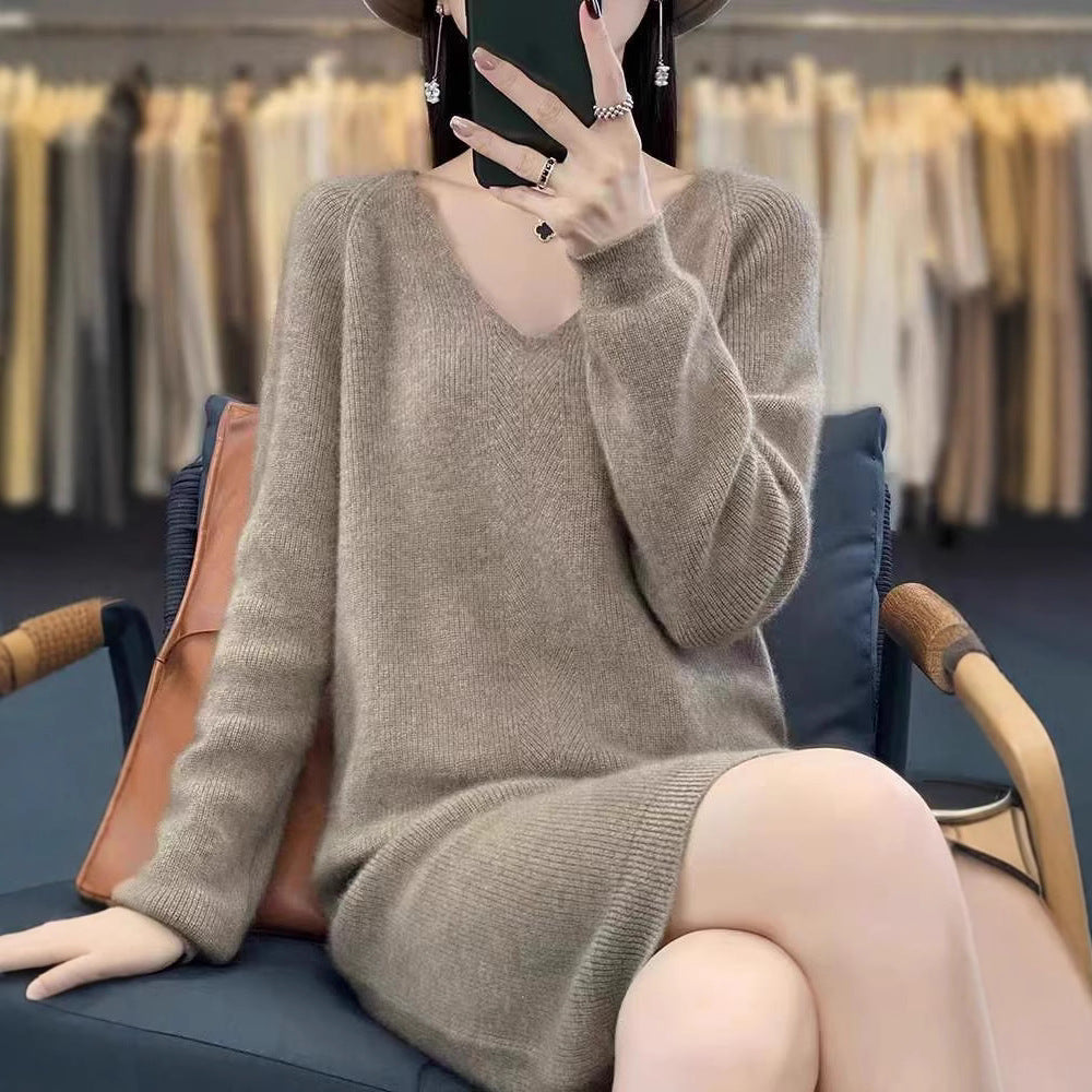 Comfortable knit dress for women with V-neck and relaxed fit Lune London