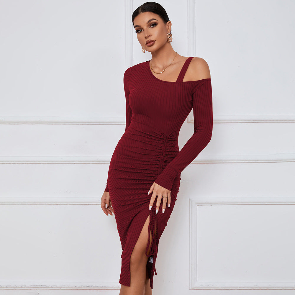 Robe côtelée ajustée pour femme avec décolleté asymétrique et fronces sophistiquées Chic & Stil