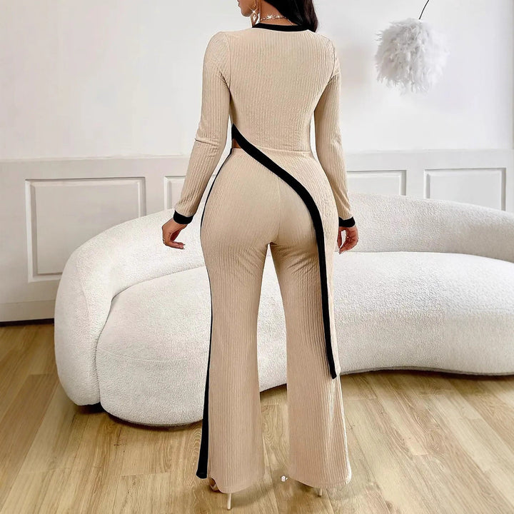 Combinaison élégante pour femme avec design asymétrique et piping contrastant Chic & Stil