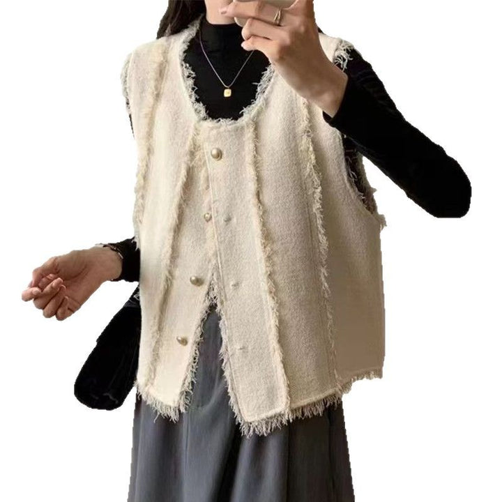 Gilet tricoté sans coutures pour femmes avec des détails de bouton élégants et des bords effilochés Chic & Stil