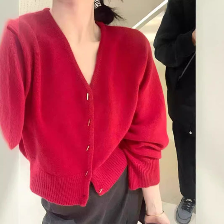 Cardigan pour femmes avec un deep V-neck et des boutons élégants Chic & Stil