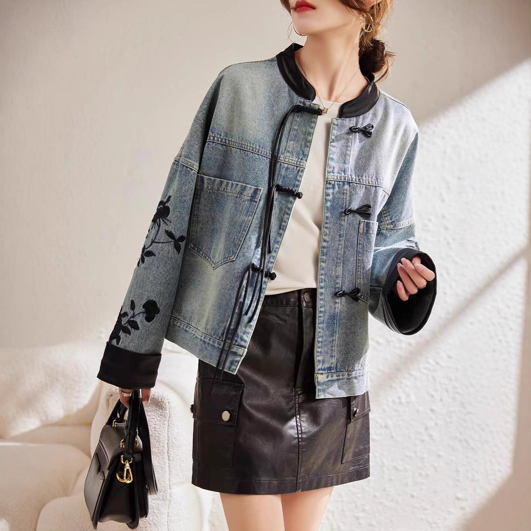 Veste en denim tendance pour femmes avec broderie florale et poignets élégants