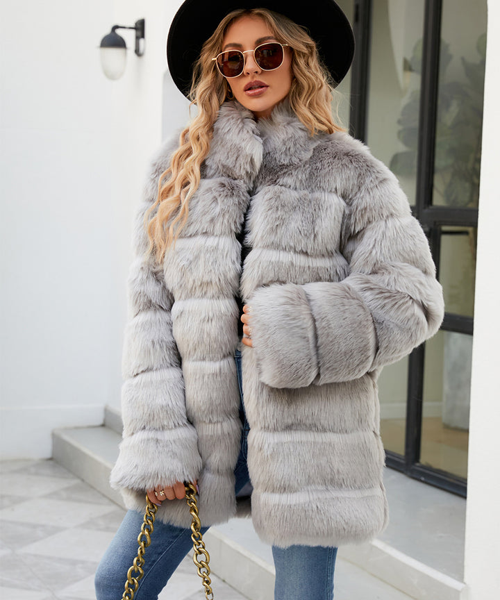 Ladies parka in comfortable faux fur with wide collar and soft details Lune London