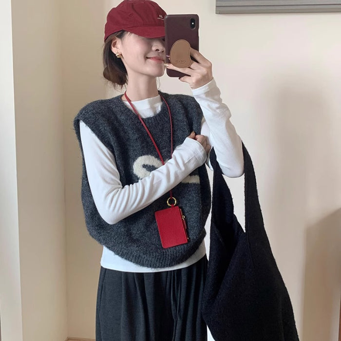 Women Cozy Knitted Vest with Playful Bow Pattern Lune London