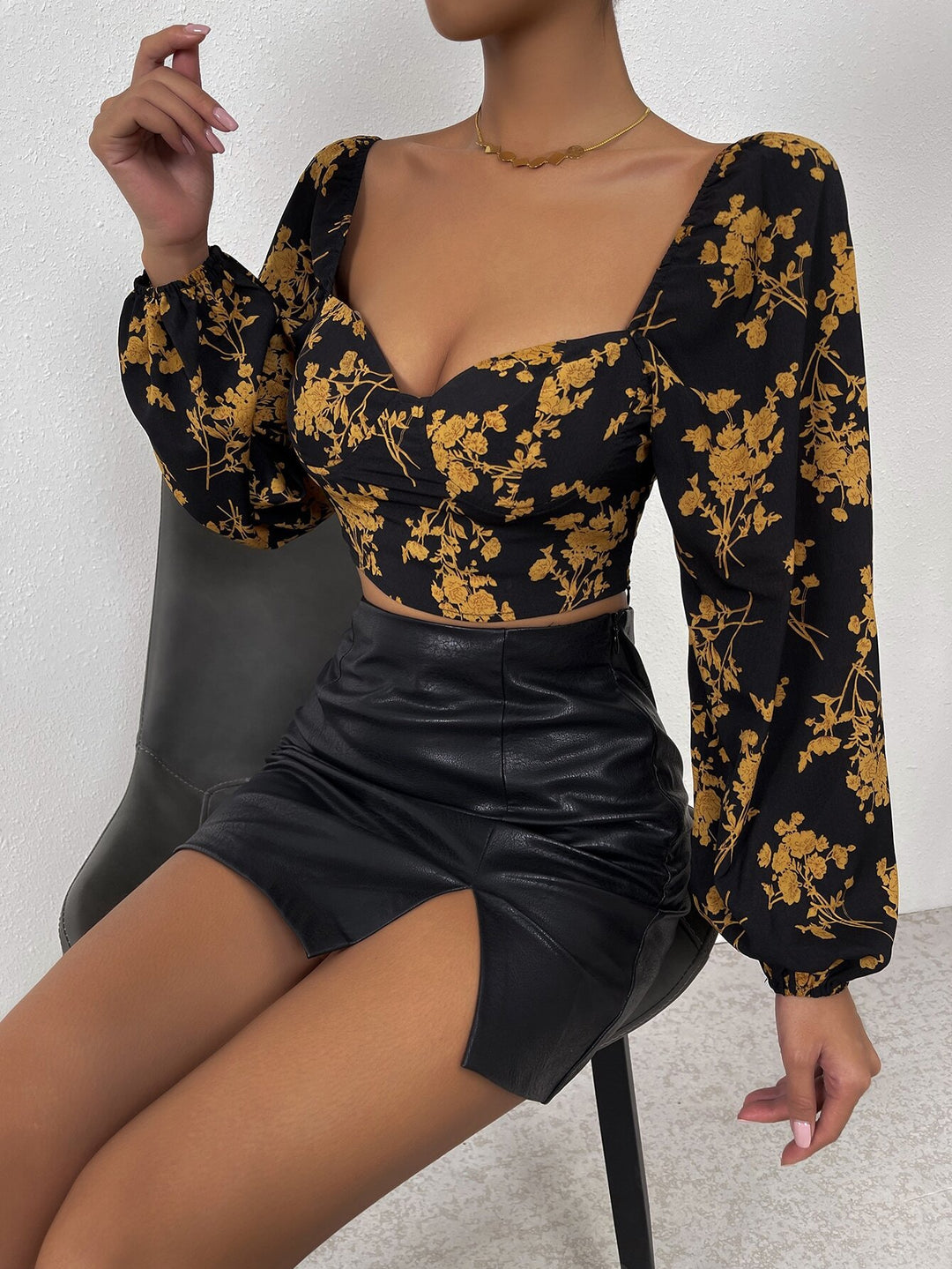 Short women's top with floral pattern and elegant puff sleeves Chic & Stil