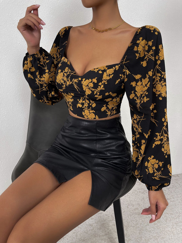 Short women's top with floral pattern and elegant puff sleeves Chic & Stil