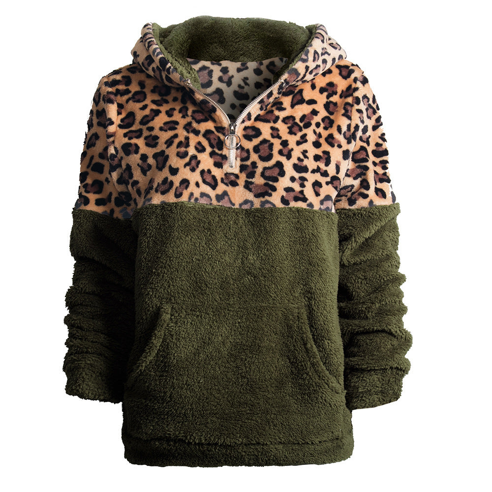 Comfortable hoodie for women with an exciting leopard pattern and kangaroo pocket Lune London