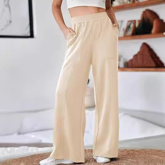 Loose sports pants for women with elastic waistband and practical side pockets Lune London