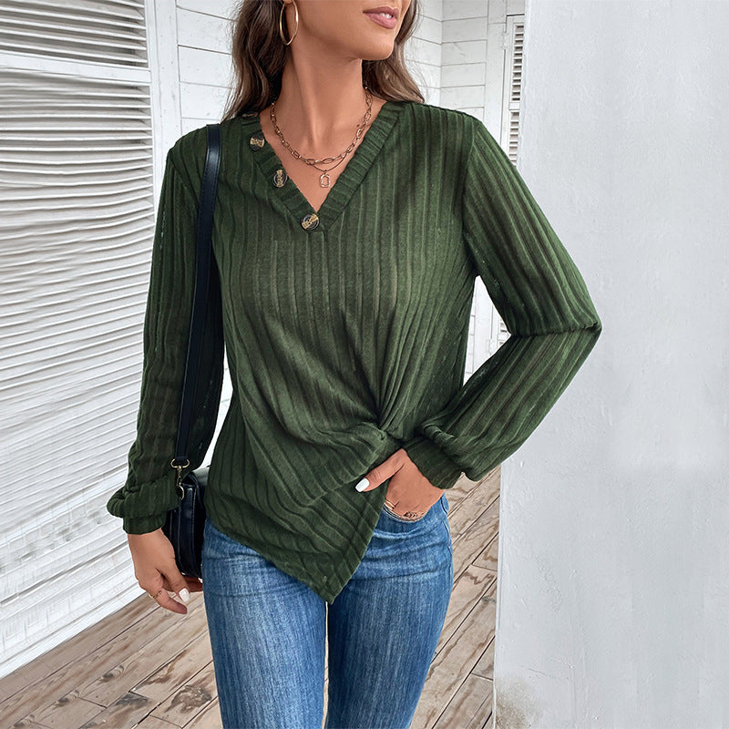 Chemise à manches longues à la mode pour femmes avec décolleté en V et boutons décoratifs Chic & Stil