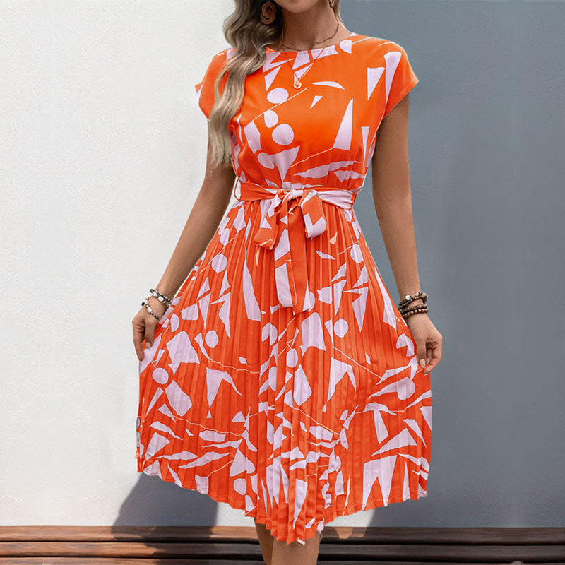 Robe maxi plissée pour femmes avec motif artistique et ceinture à nouer ajustable Chic & Stil