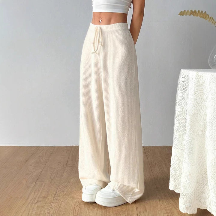 Casual loose-fit leisure pants for women in soft structured material Lune London