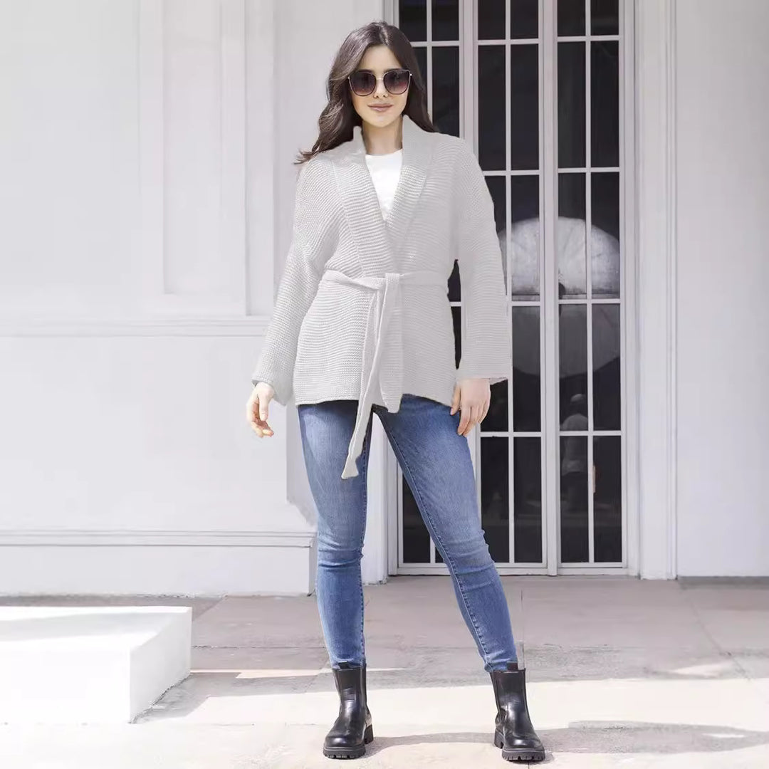 Cardigan pour femmes avec design moderne enroulé et ceinture pratique à nouer Chic & Stil