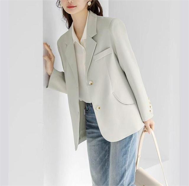 Blazer élégant pour femmes avec de fins détails de boutons et une silhouette cintrée Chic & Stil