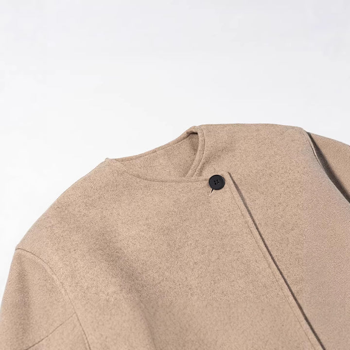 Veste courte élégante pour femmes avec coupe asymétrique et design de boutons Chic & Stil