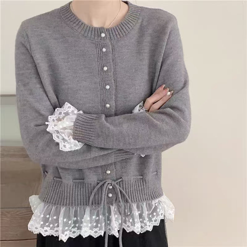 Cardigan pour femmes avec dentelle et détails de boutons Chic & Stil