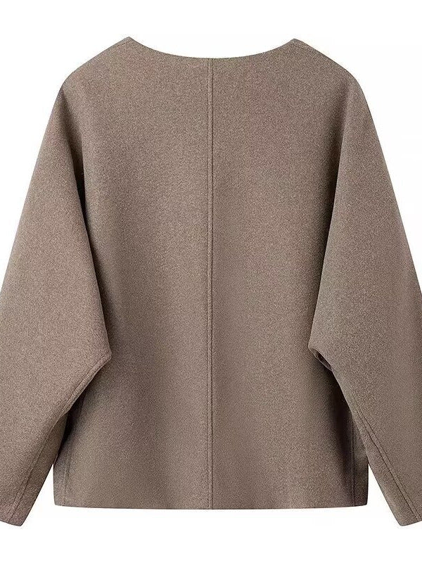 Modern blazer jacket for women with an elegant cut and chic pockets
