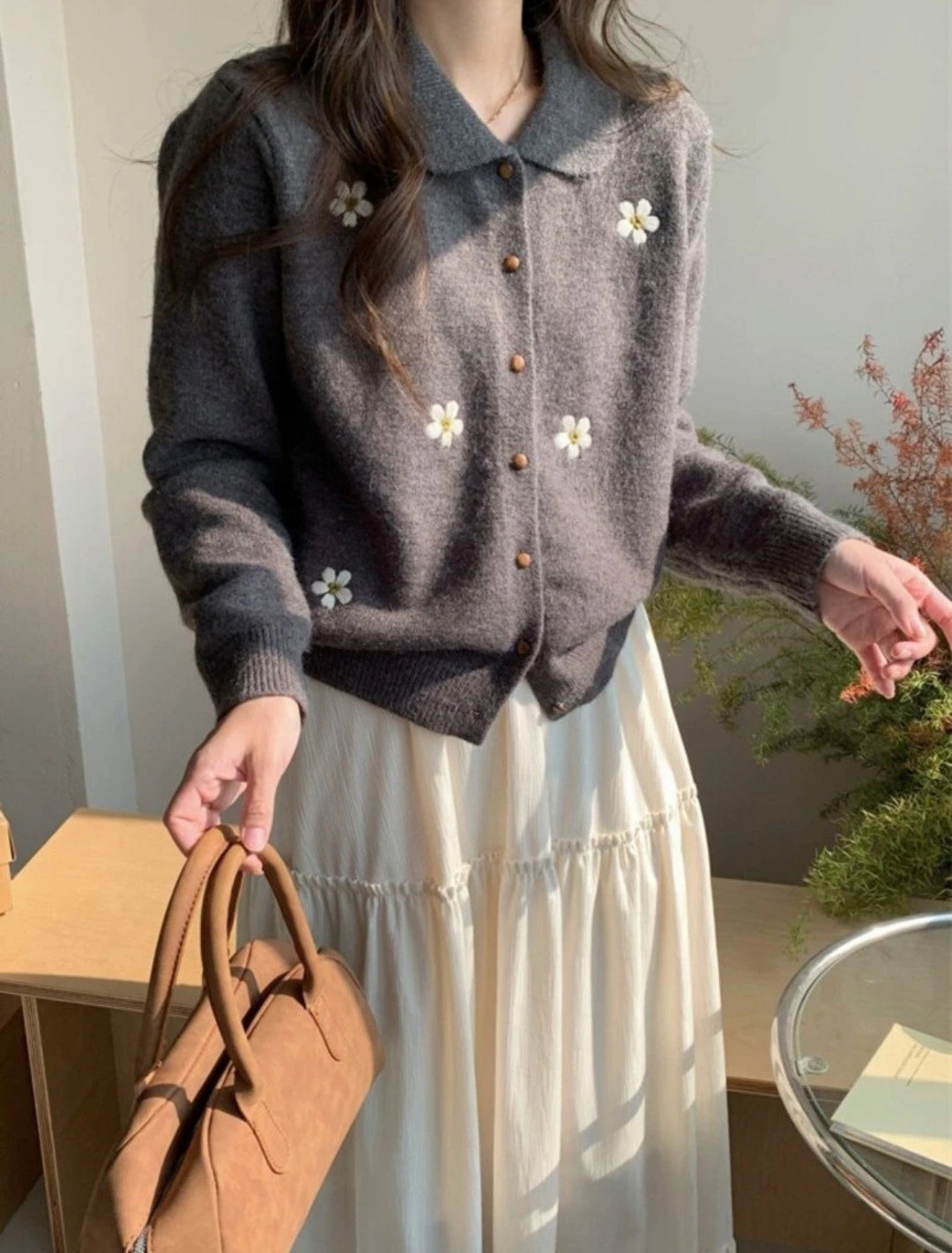 Lady cardigan with floral appliqués and a classic collar Lune London