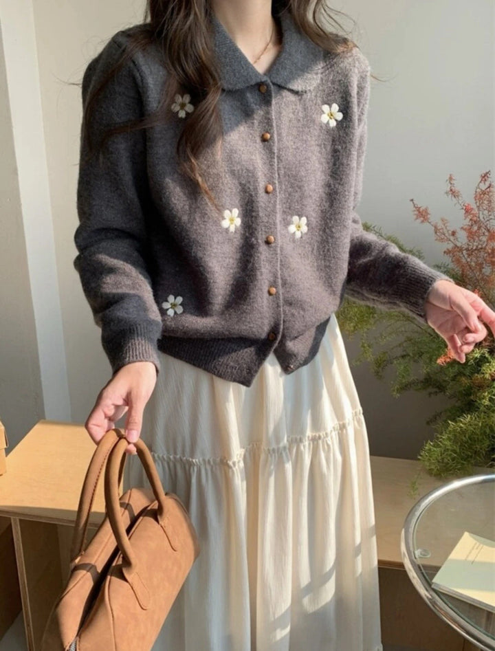 Lady cardigan with floral appliqués and a classic collar Lune London