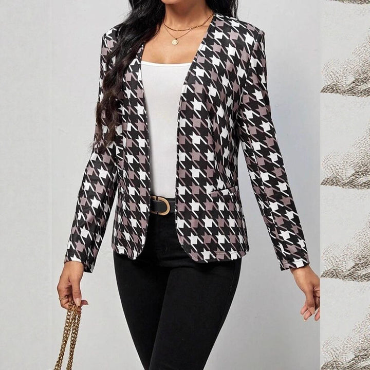 Trendy women's blazer jacket with an eye-catching houndstooth pattern and a fitted cut Lune London