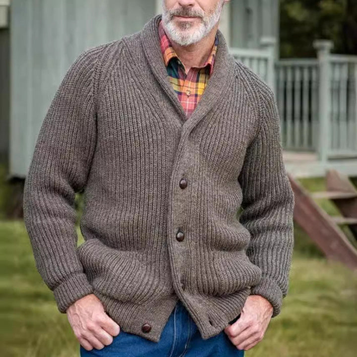 Thick knitted men's cardigan with practical pockets and modern V-neck Lune London