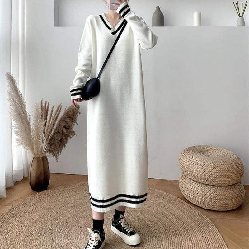 Robe tricotée élégante pour femmes avec décolleté en V et poignets contrastants Chic & Stil