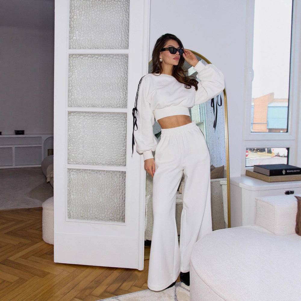 Sporty women's set with trendy lace details and a relaxed fit Lune London