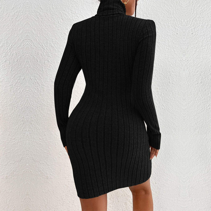 Robe mini pour femmes avec décolleté asymétrique et col montant élégant Chic & Stil