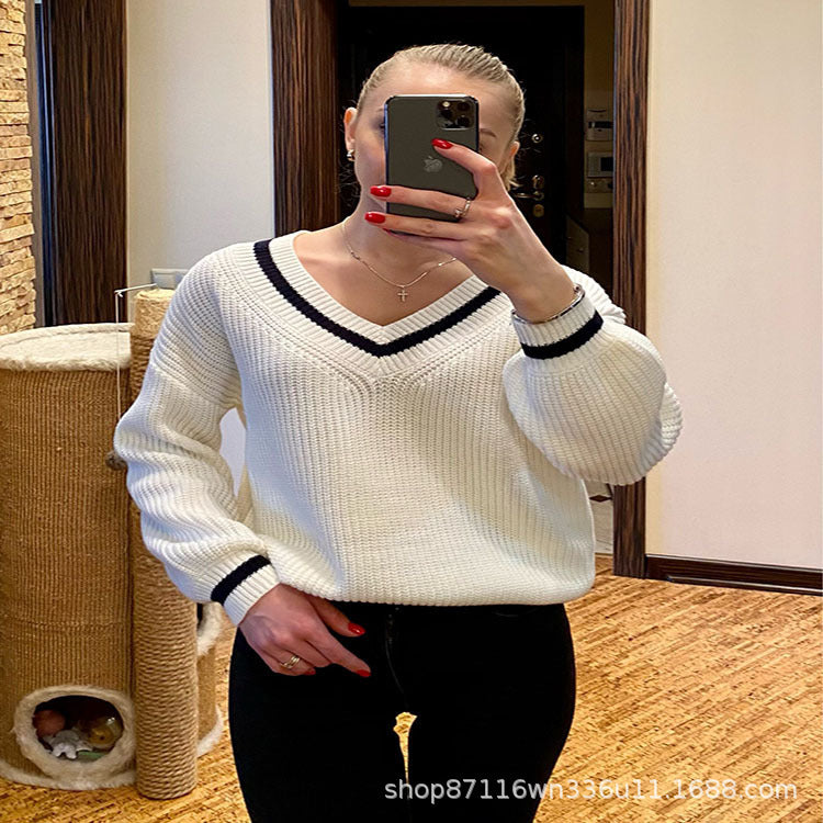 Lune London oversized knitted sweater for women with V-neck and striped sleeves
