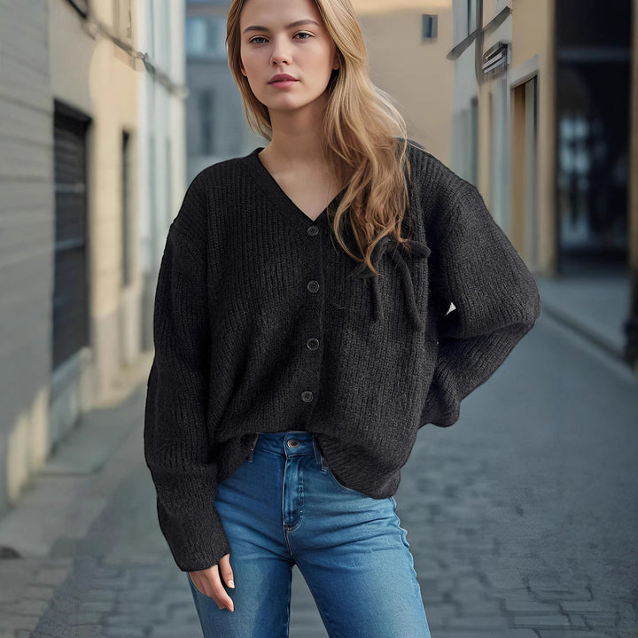 Cardigan en tricot confortable pour femmes avec une texture fine et des détails de boutons décoratifs Chic & Stil