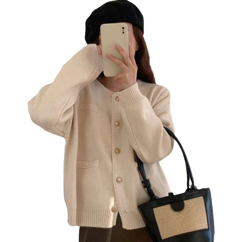 Cardigan pour femmes avec détails de boutons et poches généreuses Chic & Stil
