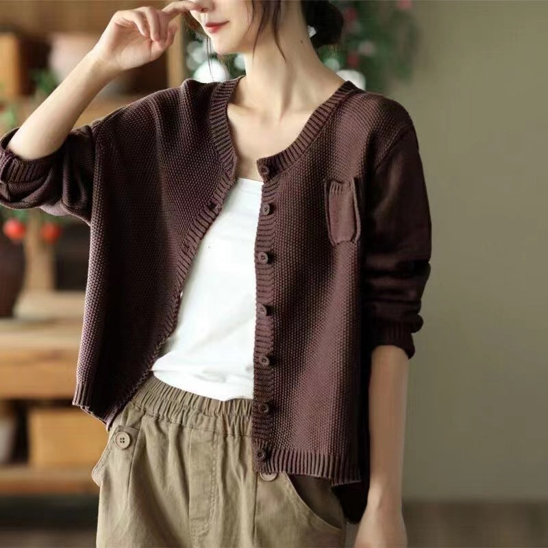 Cardigan pour femmes à devant ouvert avec des détails de boutons décoratifs Chic & Stil