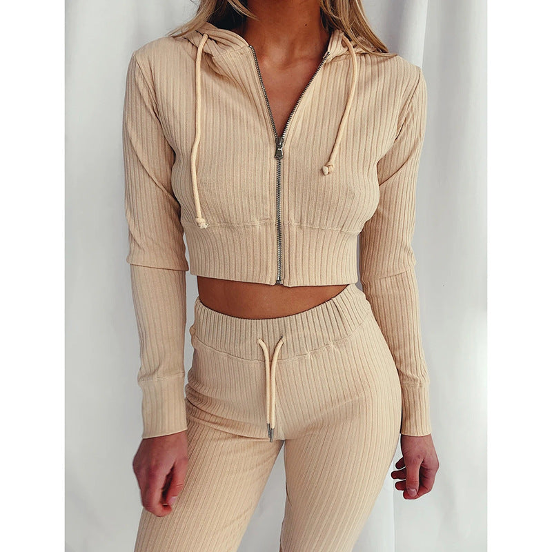 Ensemble de hoodie court sportif pour femmes avec un design en fines côtes et un grand confort de port Chic & Stil