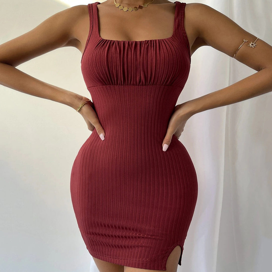 Robe ajustée en rib métrique pour femmes avec décolleté carré et fente haute Chic & Stil