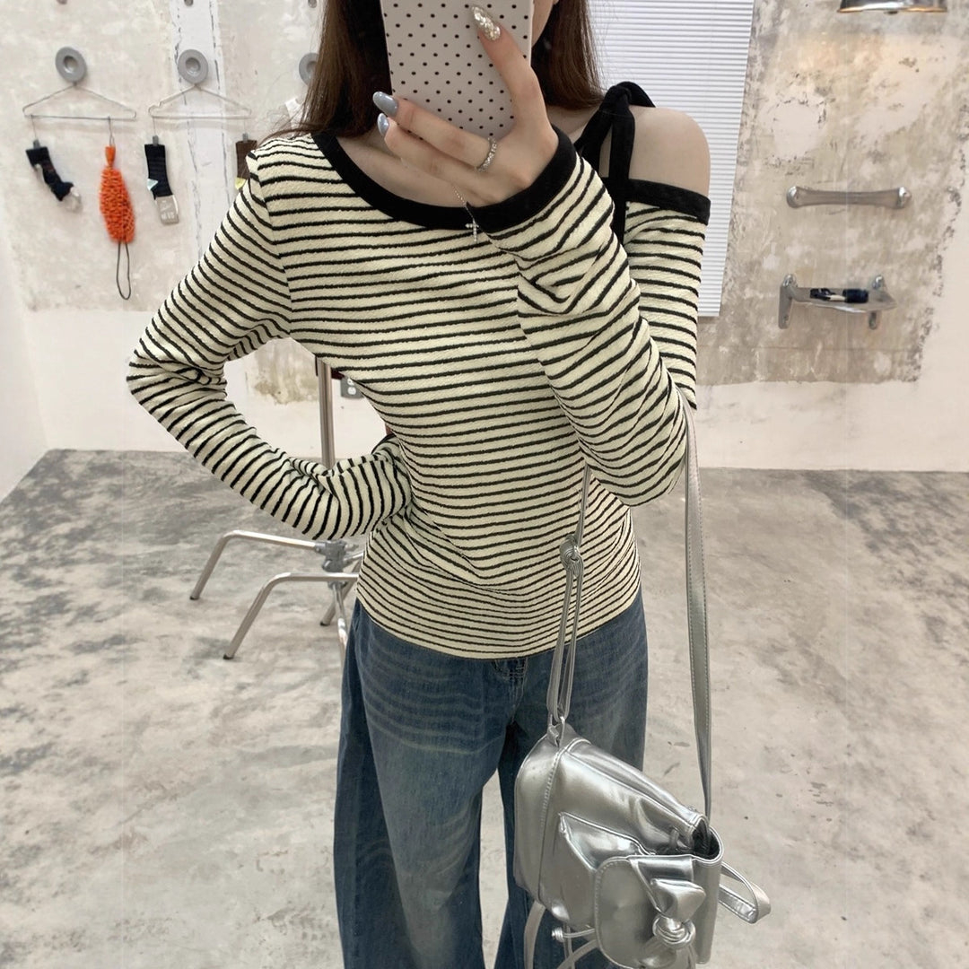 Women's asymmetrical long-sleeve shirt with stylish strap detail Chic & Stil
