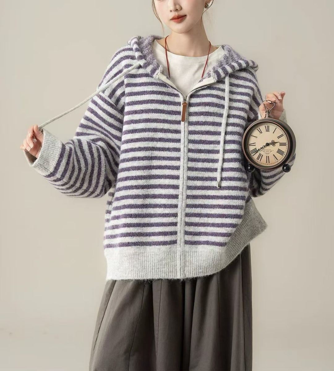 Hoodie de loisirs à rayures pour femmes avec poche kangourou et fermeture éclair intégrale Chic & Stil