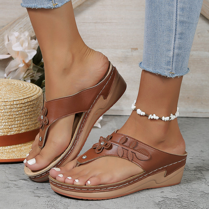 Comfortable ladies' sandals with trendy appliqués Lune London
