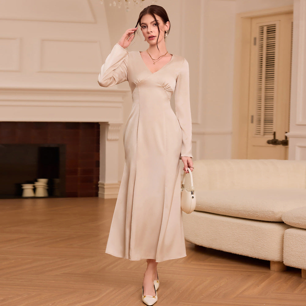 Robe midi élégante pour femmes avec décolleté en V et manches longues Chic & Stil