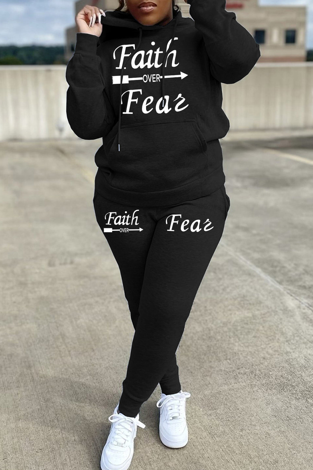 Sweatshirt and jogger set for women with inspiring quote Lune London