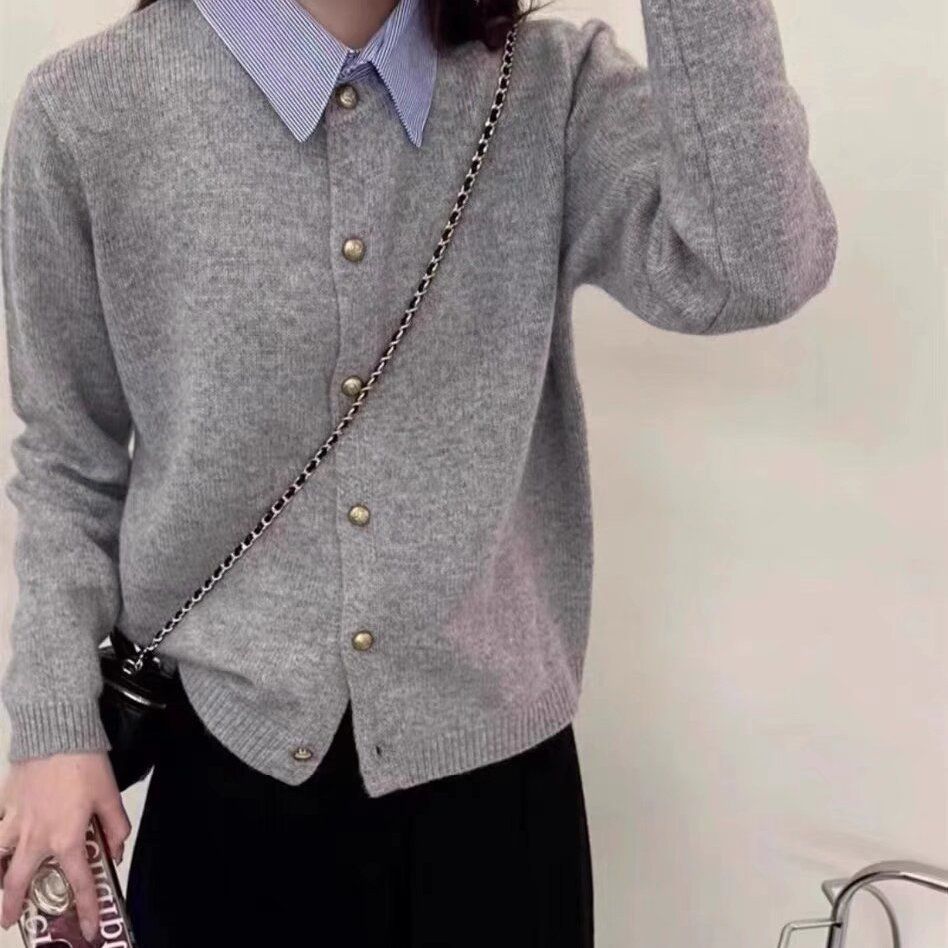 Cardigan en maille fine pour femmes avec détails en boutons dorés Chic & Stil