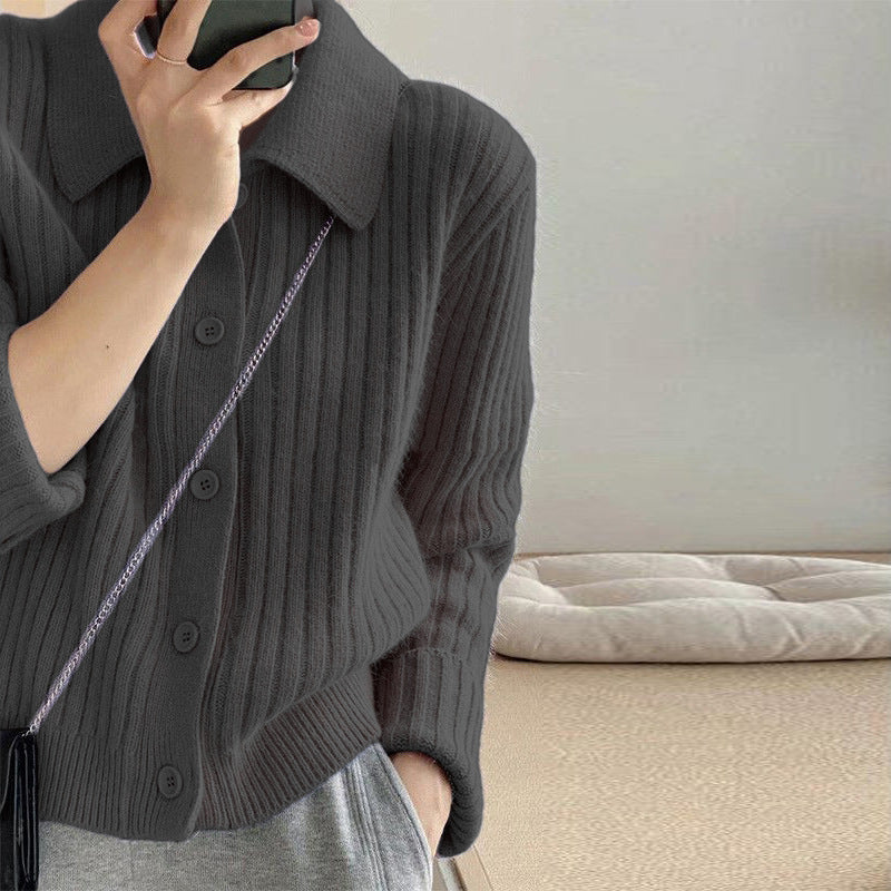 Cardigan pour femmes avec un élégant plastron à boutons et un design à côtes ultra-moderne Chic & Stil