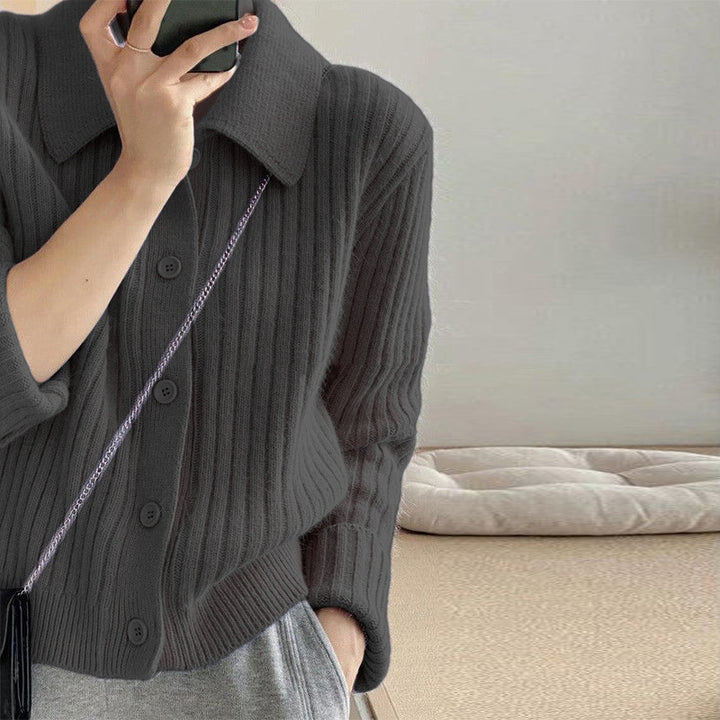 Cardigan pour femmes avec un élégant plastron à boutons et un design à côtes ultra-moderne Chic & Stil